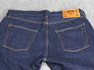 デニムテーパードジーンズ